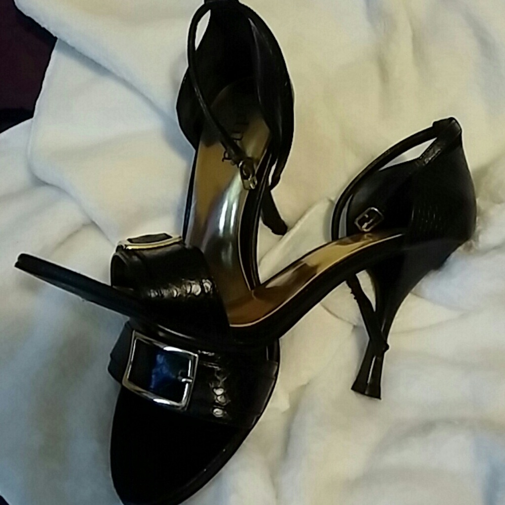 Black heels - Picture 2 of 2